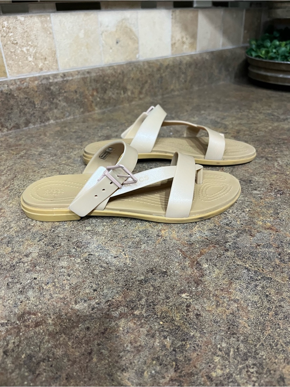 Crocs Tulum Strappy Sandals Women’s 7 Beige Sheen Buckle Comfort Flats Vacation